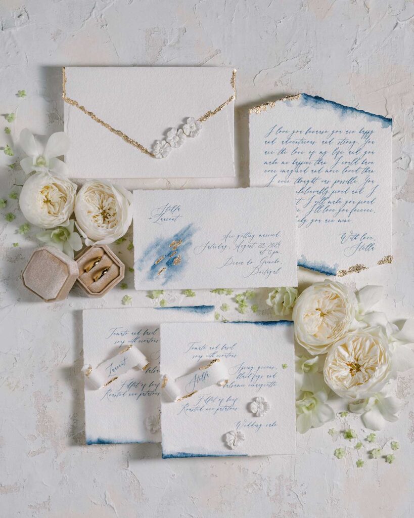 convite-de-casamento-em-papel-manual-e-folha-de-ouro-por-A-Pajarita